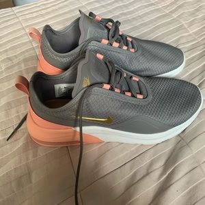 Size 20 Nike women’s air max motion running shoe
